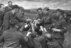 Советский лейтенант угощает пленных немцев сигаретами